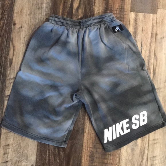 Nike SB Boys shorts - Picture 2 of 2